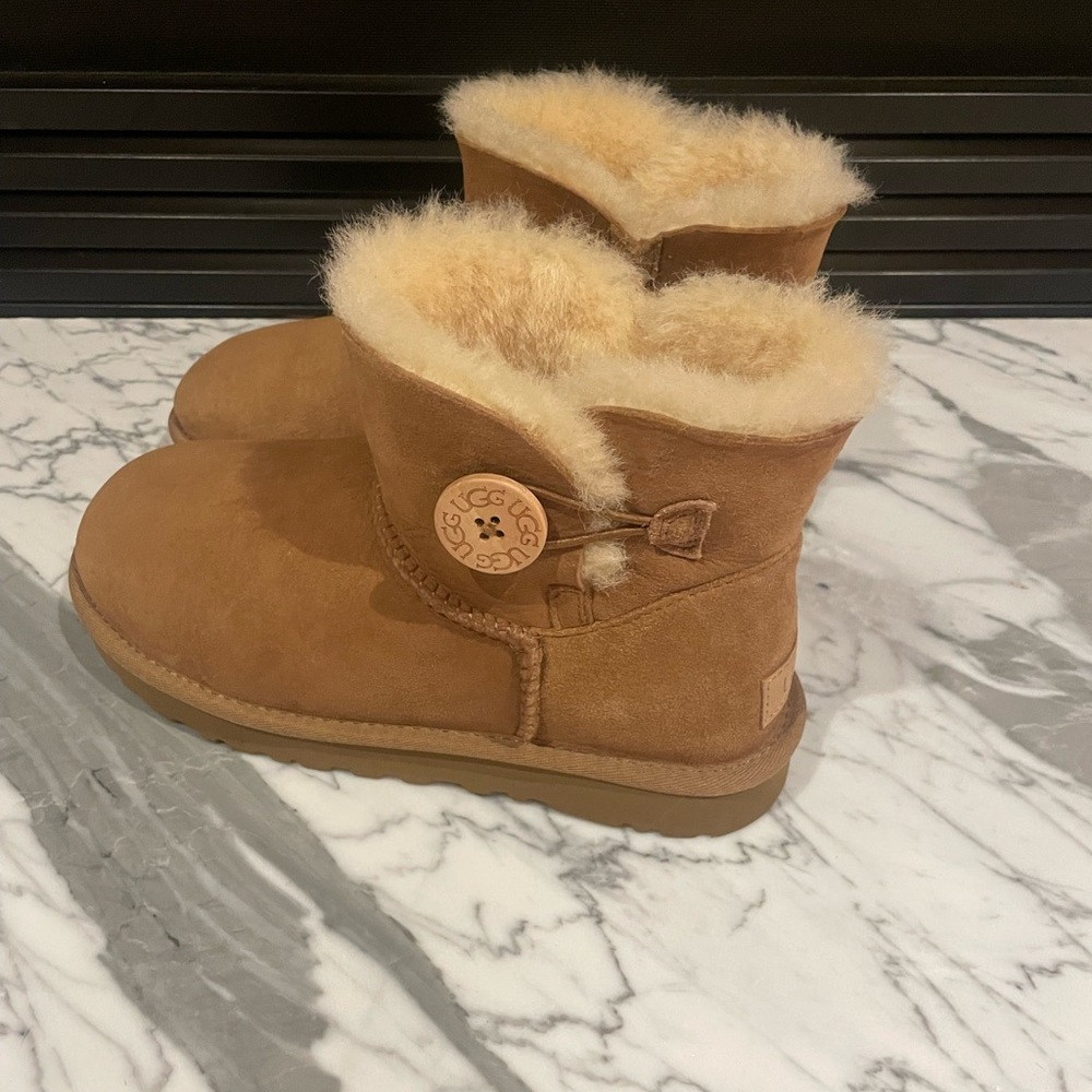 UGG Mini Bailey Button II - Picture 3 of 8